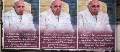 Manifesti e poster contro Papa Francesco.