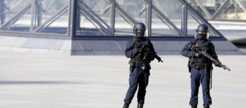 Paura al Louvre: armato di machete aggredisce militare ma viene ferito