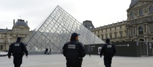 Urla 'Allah Akbar' vicino al Louvre: ferito da un militare