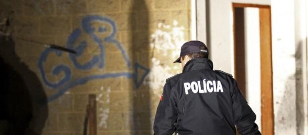 A PSP e a PJ realizaram mais uma operação policial no Bairro 6 de Maio, Damaia A PSP e a PJ realizaram mais uma operação policial no Bairro 6 de Maio, Damaia