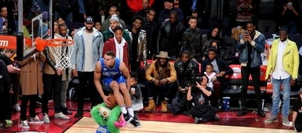 Aaron Gordon en pleno vuelo en la edición del año pasado (vía HoopsHype) Aaron Gordon en pleno vuelo en la edición del año pasado (vía HoopsHype)