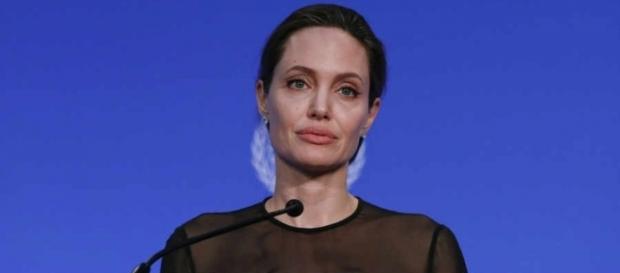 Angelina Jolie attacks Donald Trump's travel ban « Express & Star - expressandstar.com Angelina Jolie attacks Donald Trump's travel ban « Express & Star - expressandstar.com