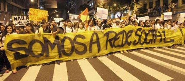 Pessoas protestando contra a manipulação das redes sociais Pessoas protestando contra a manipulação das redes sociais