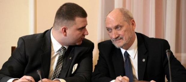Czy to ojciec i syn? Znajdź podobieństwa i różnice! Czy to ojciec i syn? Znajdź podobieństwa i różnice!