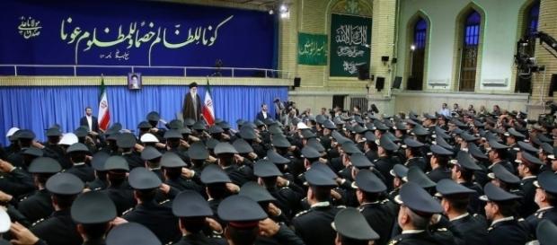 Der "Führer" des Iran, Ajatollah Khamenei vor Revolutionsgardisten. (Foto: khamenei.ir / CC BY-SA 4.0) Der "Führer" des Iran, Ajatollah Khamenei vor Revolutionsgardisten. (Foto: khamenei.ir / CC BY-SA 4.0)