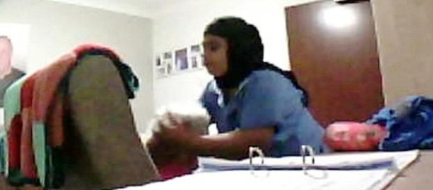 Mulher agredindo idosa indefesa. Mulher agredindo idosa indefesa.