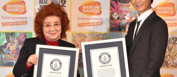 Nozawa con su premio en el evento en su honor Nozawa con su premio en el evento en su honor