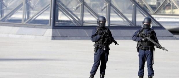 Paura al Louvre: armato di machete aggredisce militare ma viene ferito Paura al Louvre: armato di machete aggredisce militare ma viene ferito