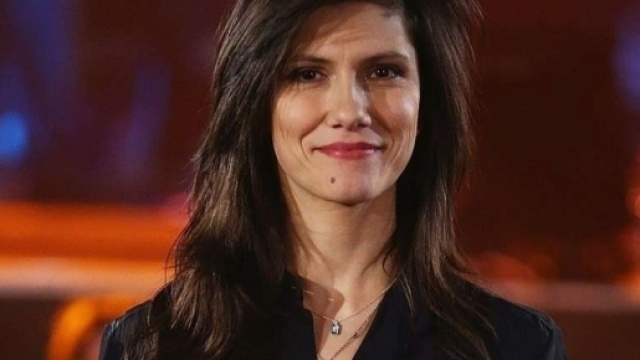 Amici 16: Elisa sarà coach del serale; l'annuncio lo darà la De Filippi dopo Sanremo.