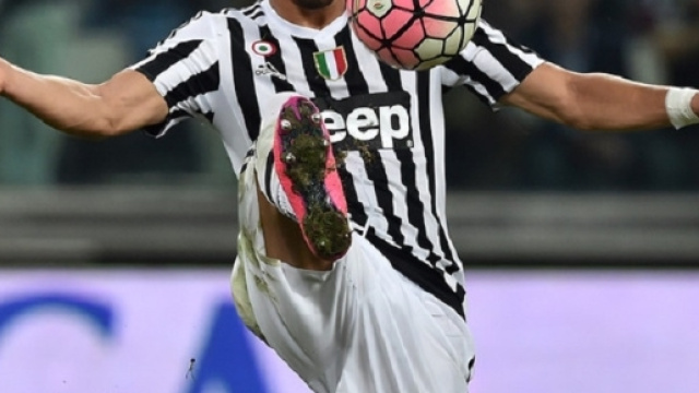 Calciomercato Juventus, Caceres non parte più: clamorosa idea rinnovo - serieanews.com