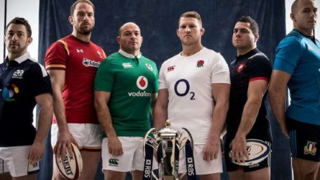 Les six capitaines autour du troph&eacute;e.