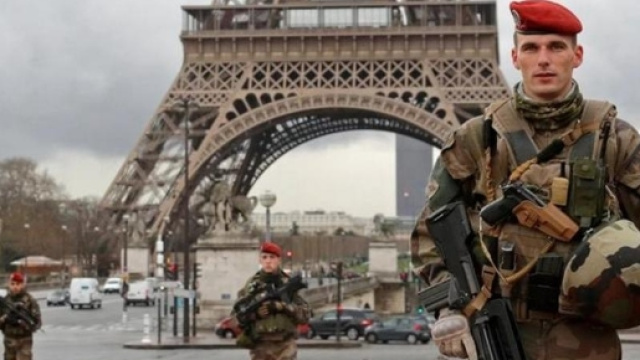 Troppi soldati per le strade di Parigi e di Francia: i bambini ... - corriere.it