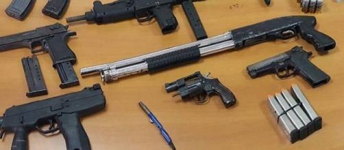 Le armi, tra le quali anche un "pen gun", dell'arsenale ritrovato dai carabinieri a Caivano.