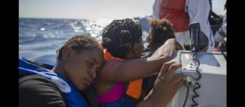 Una delle tante immagini di disperazione durante un salvataggio nel Mediterraneo