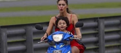 Belen Rodriguez e le sue passeggiate in scooter (senza casco)