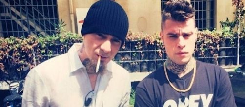 J Ax e Fedez: richiesta di risarcimento a un locale milanese per danni di immagine