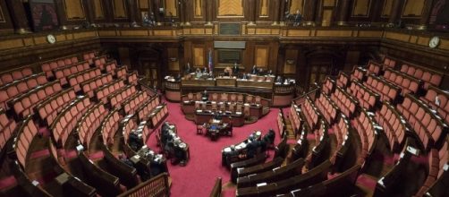 Padoan parla ad un'aula del Senato deserta. Foto repubblica.it