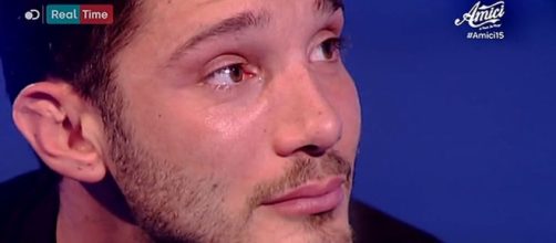 Stefano De Martino si commuove durante la puntata di 'Amici' - today.it