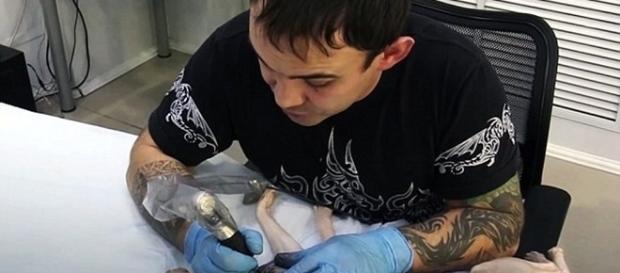Aleksandr é tatuador na Rússia. Aleksandr é tatuador na Rússia.