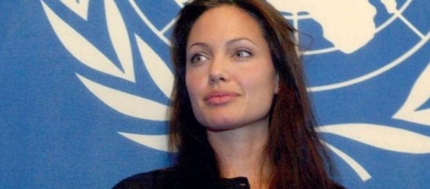 Jolie sempre posta seus artigos no jornal The New York Times Jolie sempre posta seus artigos no jornal The New York Times