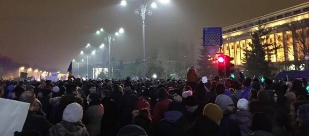 Justificate sau nu, protestele din Piața Victoriei eclipsează un pericol imens la adresa României Justificate sau nu, protestele din Piața Victoriei eclipsează un pericol imens la adresa României