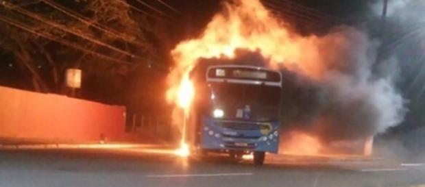 Onibus é incendiado em Manguinhos, na Serra - Foto Jornal A Gazeta Onibus é incendiado em Manguinhos, na Serra - Foto Jornal A Gazeta