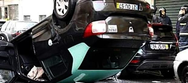 Táxi despistou-se e capotou em pleno centro da cidade de Lisboa Táxi despistou-se e capotou em pleno centro da cidade de Lisboa