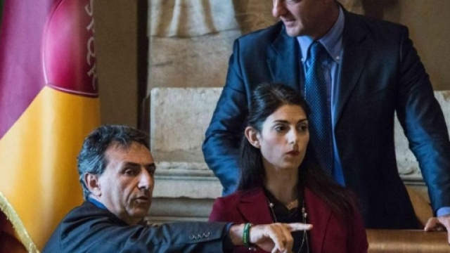 Da Romeo a Raggi polizza da 30 mila euro: poi lei lo promosse - La ... - lastampa.it