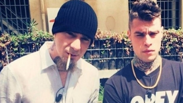 J Ax e Fedez: richiesta di risarcimento a un locale milanese per danni di immagine