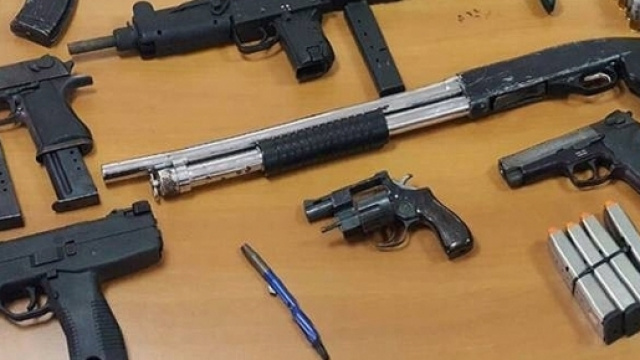 Le armi, tra le quali anche un "pen gun", dell'arsenale ritrovato dai carabinieri a Caivano.