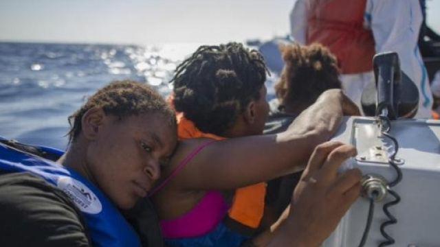 Una delle tante immagini di disperazione durante un salvataggio nel Mediterraneo