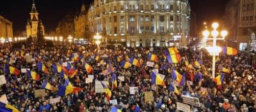 La Romania protesta: vince la piazza, ritirato il decreto sulla corruzione - fonte: lastampa.it