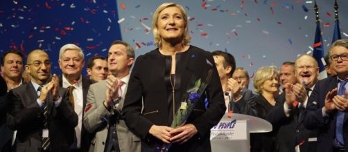 Marine Le Pen incassa gli applausi dei sostenitori dopo il primo comizio elettorale a Lione. Foto: Twitter