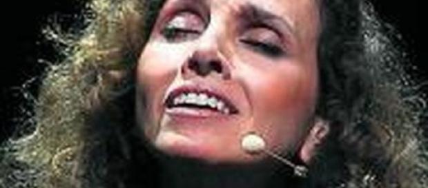 Ana Belén durante una de sus actuaciones musicales, que domina tan bien como la interpretación. Ana Belén durante una de sus actuaciones musicales, que domina tan bien como la interpretación.