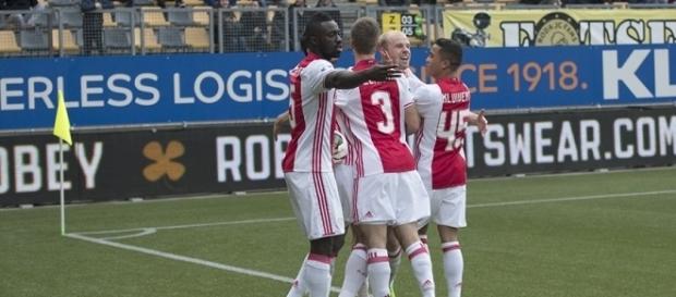 Após mais uma vitória, o Ajax segue na cola do líder Feyenoord na briga pelo título Após mais uma vitória, o Ajax segue na cola do líder Feyenoord na briga pelo título