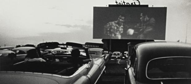 "Drive In" (1955, Michigan), scatto tratto dalla serie 'Gli Americani' di Robert Frank "Drive In" (1955, Michigan), scatto tratto dalla serie 'Gli Americani' di Robert Frank