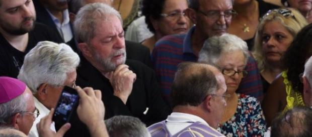 Lula discursou no velório da esposa Lula discursou no velório da esposa
