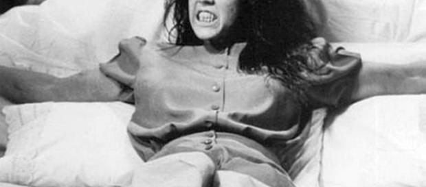O horror começou em janeiro de 1949 com um som de gotejamento; Um leve gotejar de água distante em algum lugar atrás das paredes... O horror começou em janeiro de 1949 com um som de gotejamento; Um leve gotejar de água distante em algum lugar atrás das paredes...