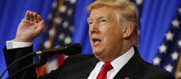 O presidente americano ameaçou cortar fundos se a universidade não permitisse liberdade de expressão O presidente americano ameaçou cortar fundos se a universidade não permitisse liberdade de expressão