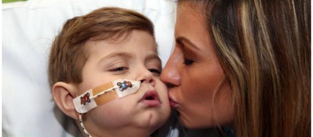 Sarah Lamont beijando seu filhinho Joe Sarah Lamont beijando seu filhinho Joe