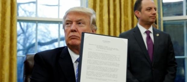 Trump assina decreto que dificulta entrada de imigrantes nos EUA Trump assina decreto que dificulta entrada de imigrantes nos EUA