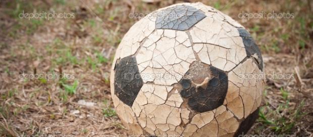 Una vieja pelota de fútbol, un símbolo del juego Una vieja pelota de fútbol, un símbolo del juego