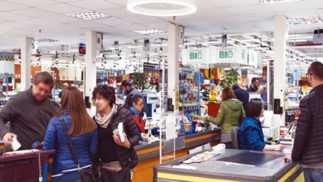 Depressa si suicida al supermarket con una scatoletta di tonno