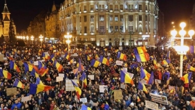 La Romania protesta: vince la piazza, ritirato il decreto sulla corruzione - fonte: lastampa.it