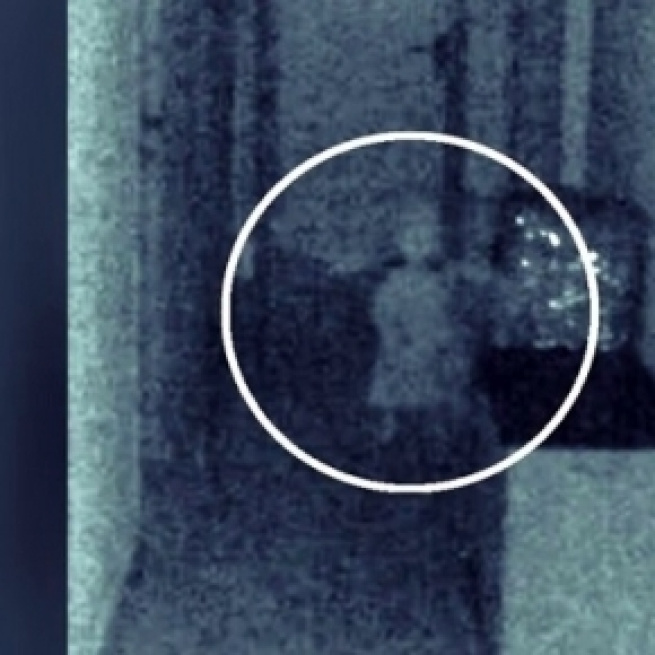 Fotografía en la que aparece la supuesta niña fantasma en el Ayuntamiento de Vegas de Genil