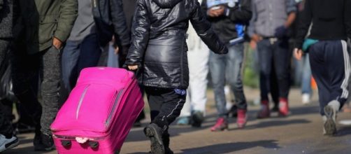 Calais migrants pack their bags - thesun.co.uk
