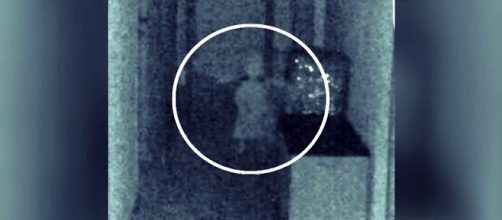Fotografía en la que aparece la supuesta niña fantasma en el Ayuntamiento de Vegas de Genil