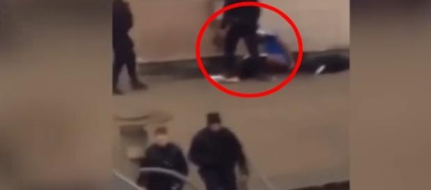 Em Paris, um policial foi acusado de estuprar um jovem negro Em Paris, um policial foi acusado de estuprar um jovem negro