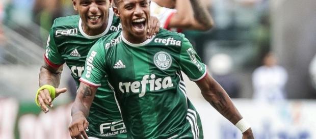 Felipe Melo e Tchê Tchê comemorando o gol da vitória. (Foto: Alê Cabral/Agif) Felipe Melo e Tchê Tchê comemorando o gol da vitória. (Foto: Alê Cabral/Agif)