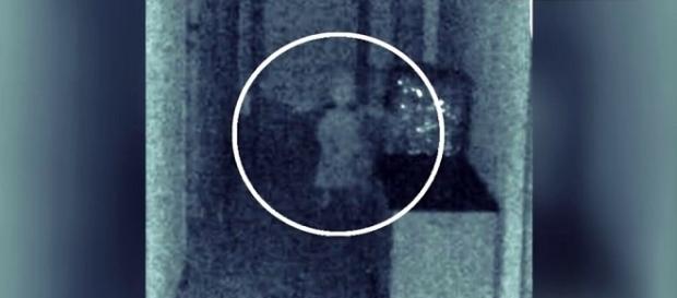 Fotografía en la que aparece la supuesta niña fantasma en el Ayuntamiento de Vegas de Genil Fotografía en la que aparece la supuesta niña fantasma en el Ayuntamiento de Vegas de Genil
